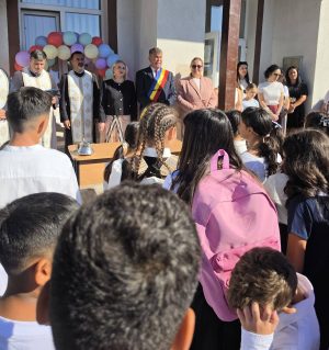 Read more about the article Prima zi de școală la Niculești. Elevii au început noul an alături de profesori, părinți și reprezentanții administrației