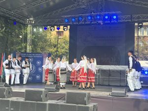 Read more about the article „Cununa Nucetului” a dus tradițiile dâmbovițene pe scena Festivalului „Alfabetul Conviețuirii” de la Ploiești
