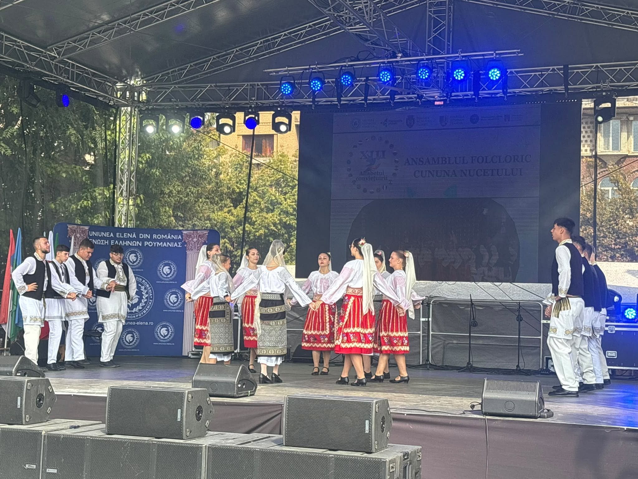 You are currently viewing „Cununa Nucetului” a dus tradițiile dâmbovițene pe scena Festivalului „Alfabetul Conviețuirii” de la Ploiești