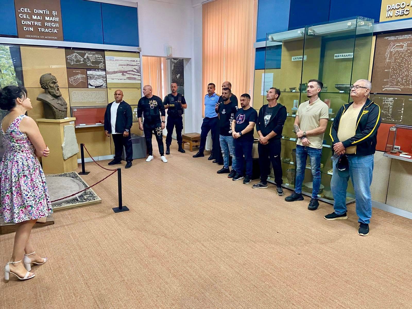 You are currently viewing Lecții dincolo de zidurile penitenciarului. Persoane private de libertate de la Penitenciarul Găești, față în față cu istoria și valorile comunității