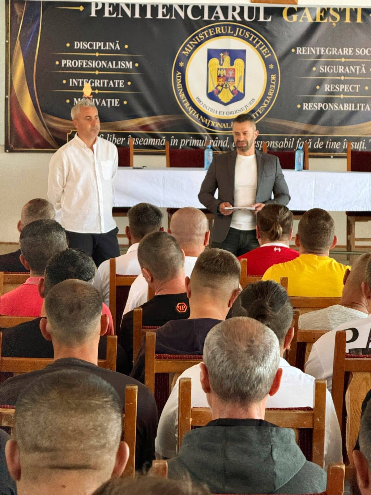 You are currently viewing Adrian Neaga, față în față cu deținuții de la Penitenciarul Găești. Despre eșecuri, alegeri și puterea de a o lua de la capăt