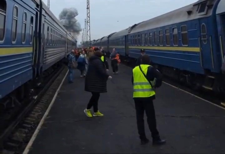 You are currently viewing O dronă rusească a lovit un tren care circula pe ruta Kiev-Varșovia, în apropierea graniței cu Polonia
