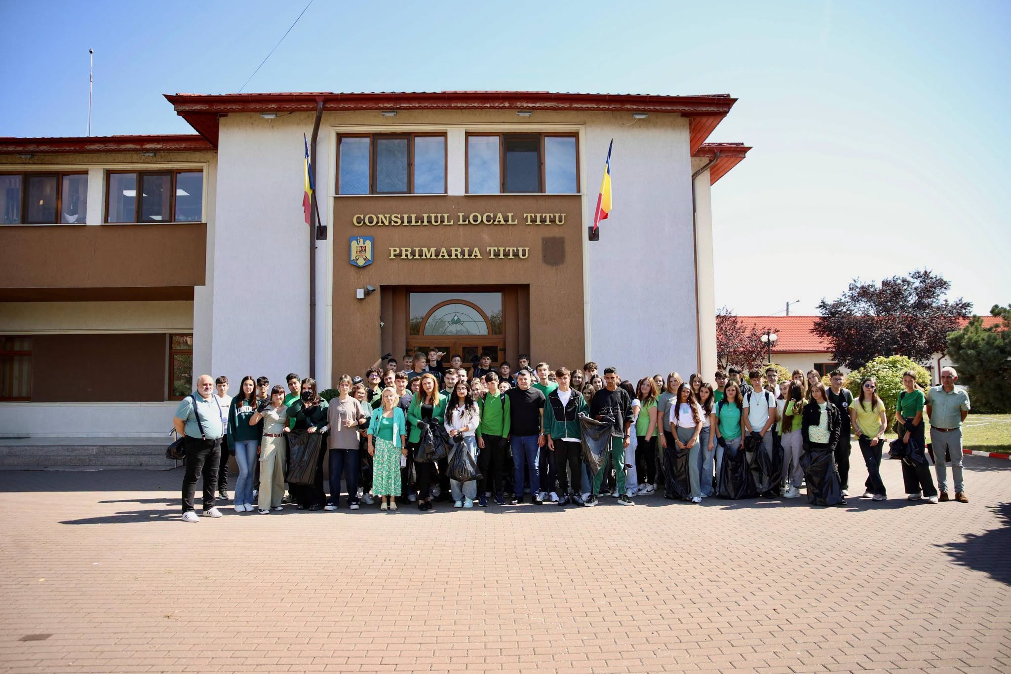 You are currently viewing Elevii din Titu au ieșit din clase pentru o lecție practică de responsabilitate. Acțiune de curățenie în oraș