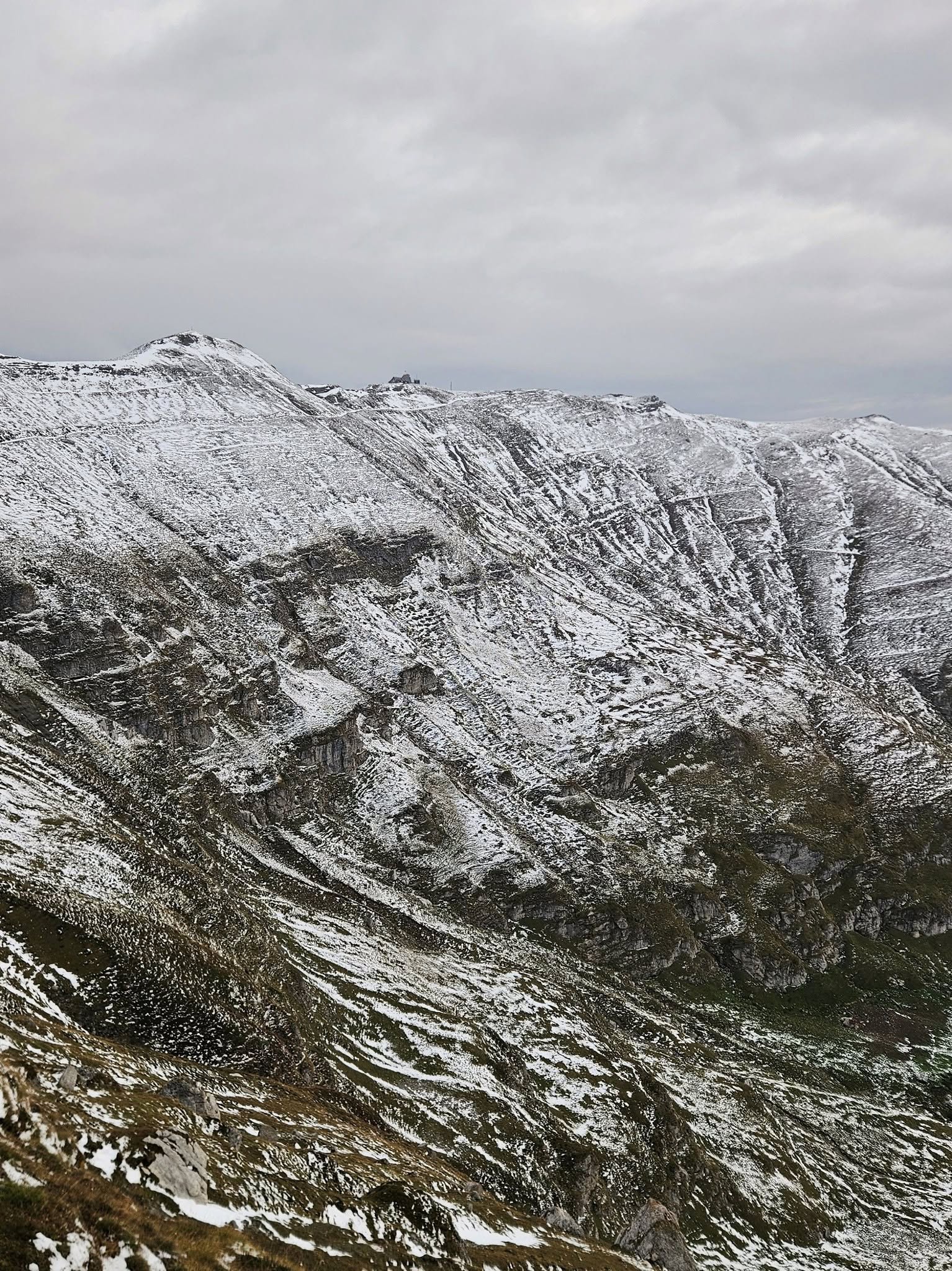 You are currently viewing Prima zăpadă a sezonului la Vârful Omu. Vara a devenit deja amintire pe culmile Bucegilor