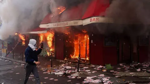 You are currently viewing Ciocniri violente, jafuri și clădiri incendiate în timpul protestelor din Franța