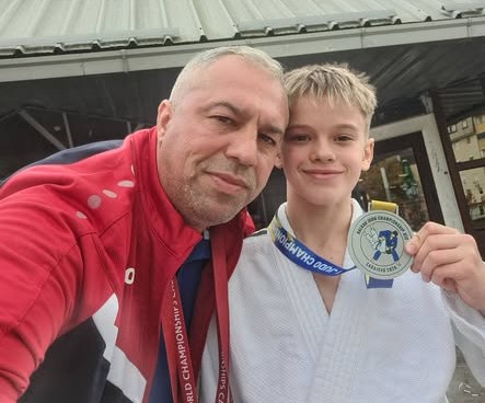 You are currently viewing Judocanul târgoviștean Yanis Saru, vicecampion balcanic la judo la U12