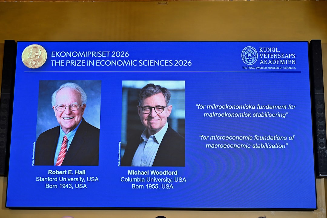 You are currently viewing Doi economiști americani au câștigat Premiul Nobel pentru că au răsturnat presupunerile despre cum se gestionează șocurile economice