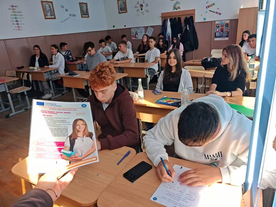 You are currently viewing Pregătire gratuită pentru elevii unui liceu din Fieni. Ore remediale, masă caldă și sprijin pentru prevenirea abandonului școlar