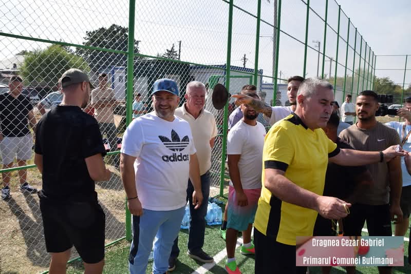 You are currently viewing Al doilea teren de sport din Butimanu, inaugurat printr-un mini-turneu de fotbal. Investiția, realizată în parteneriat cu CJ Dâmbovița