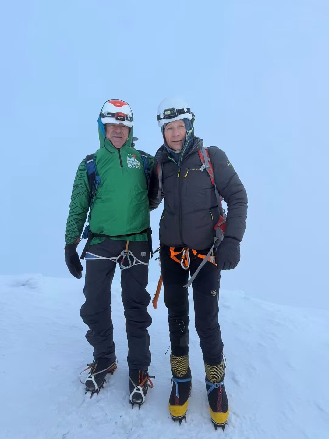 You are currently viewing Doi salvamontiști dâmbovițeni, pe vârful Cotopaxi, la aproape 5.900 de metri. Urmează o nouă provocare în Anzi!