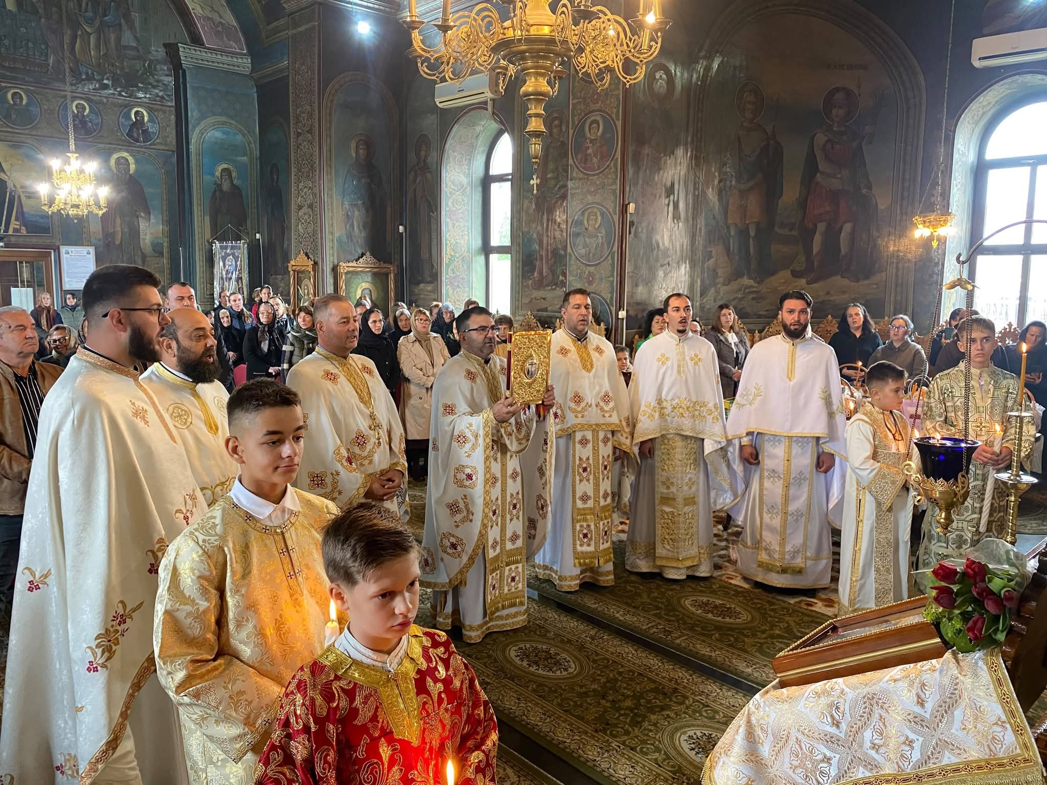 You are currently viewing Hramul Sfântului Dimitrie, sărbătorit la Lungulețu. A fost sfințită noua capelă