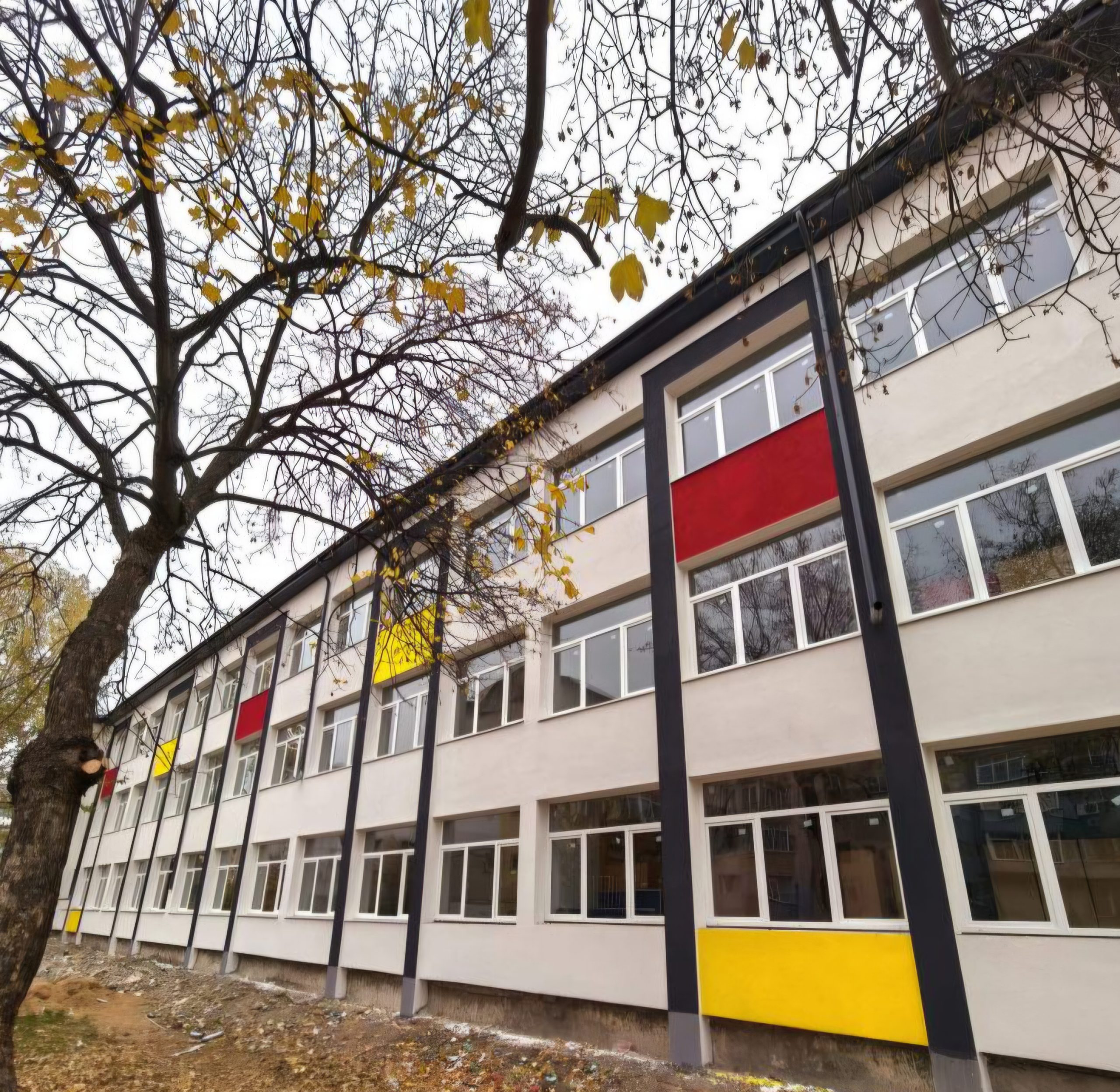 You are currently viewing Bază sportivă nouă la Școala „Grigore Alexandrescu” din Târgoviște. Investiția de peste 4,4 milioane de lei a primit finanțare
