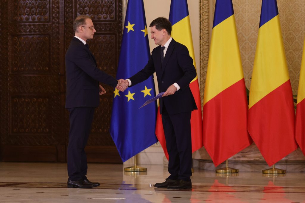 You are currently viewing Nicușor Dan: Îl felicit pe Luca Niculescu, pentru că a reușit în timp scurt să facă un program, o echipă și să obțină voturile majorității parlamentare
