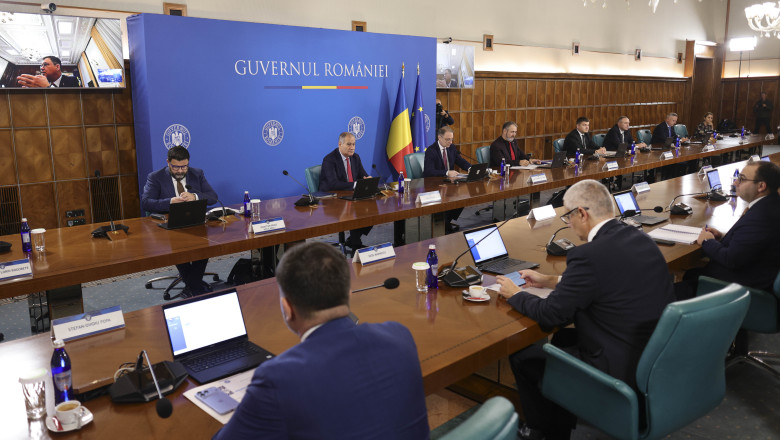 You are currently viewing Prima rectificare bugetară a Guvernului Niculescu: bani pentru spitale și pensii, reduceri la Educație și Transporturi. Deficitul crește cu 3,5 miliarde de lei
