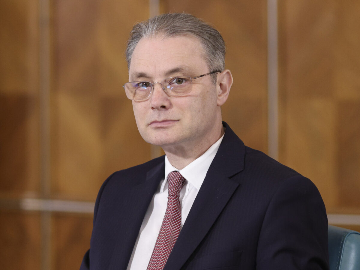 You are currently viewing Guvernul condus de Luca Niculescu a fost votat de Parlament cu 280 de voturi pentru