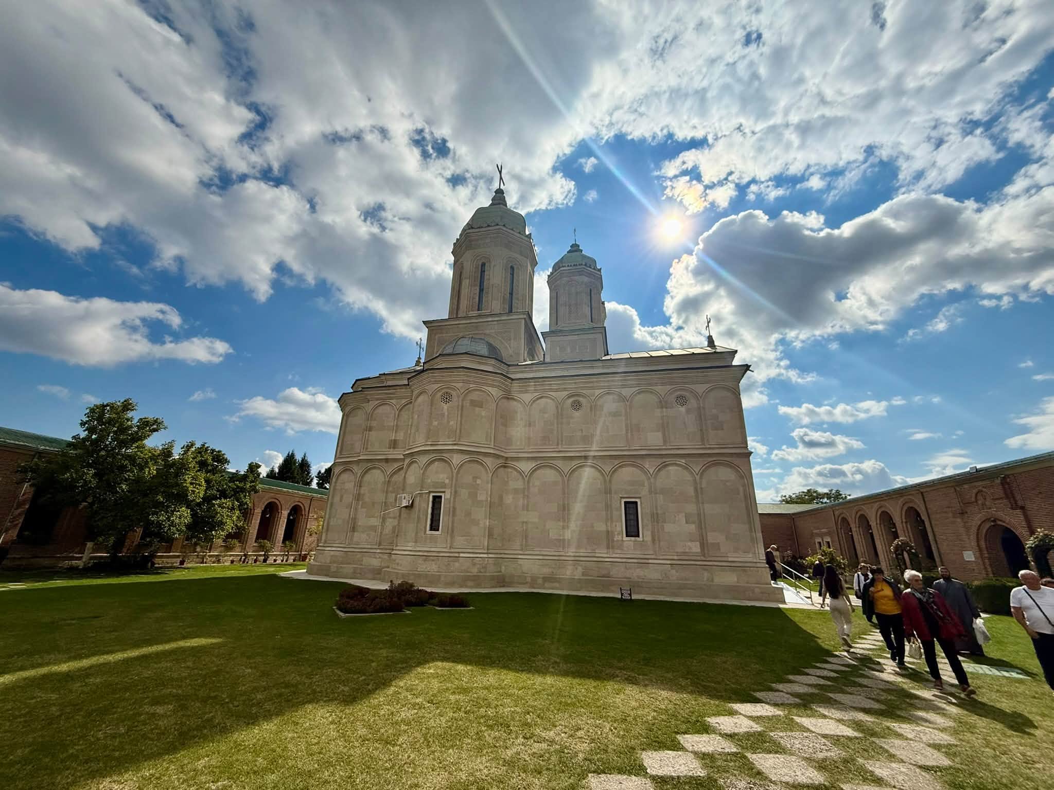 You are currently viewing Sărbătoare la Mănăstirea Dealu, locul în care credința întâlnește istoria