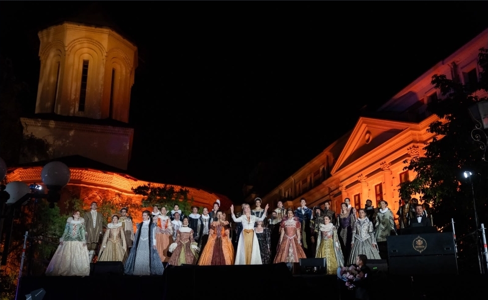 You are currently viewing 1000 de spectatori la concertul Madrigal la Colțea