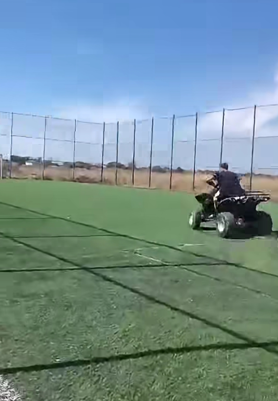 You are currently viewing Un puști a intrat cu ATV-ul pe terenul de fotbal din Cojasca. Primarul îi „felicită” ironic părinții