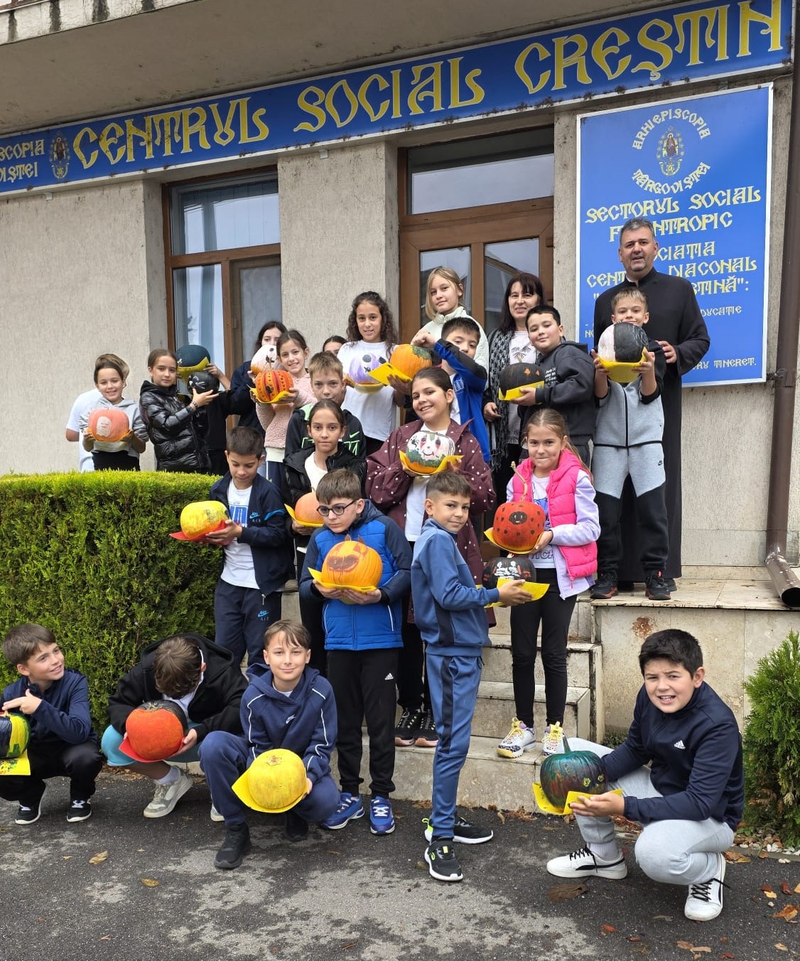 You are currently viewing „Festivalul dovlecilor” – culoare, creativitate și bucurie la Centrul Social Creștin al Arhiepiscopiei Târgoviștei