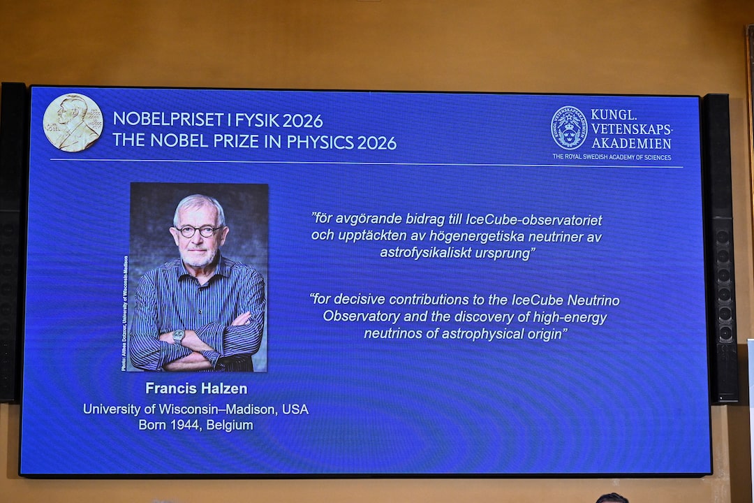 You are currently viewing Francis Halzen câștigă Premiul Nobel pentru Fizică pentru vânătoarea de „particule fantomă” din Antarctica