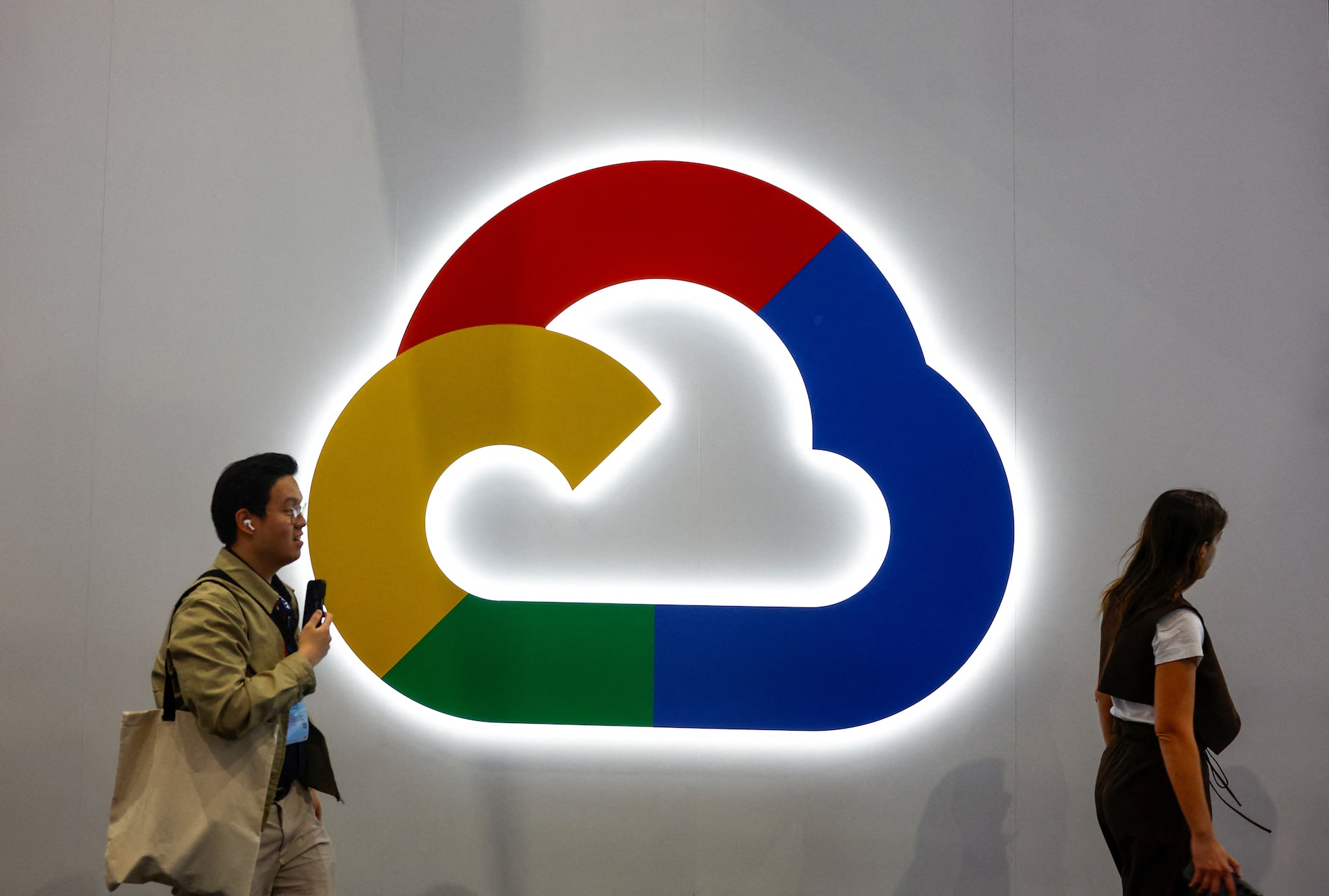 You are currently viewing Google Cloud nu funcționează, un „eveniment de curent” provoacă o pană majoră în Europa, fiind afectate marile branduri, aplicațiile bancare