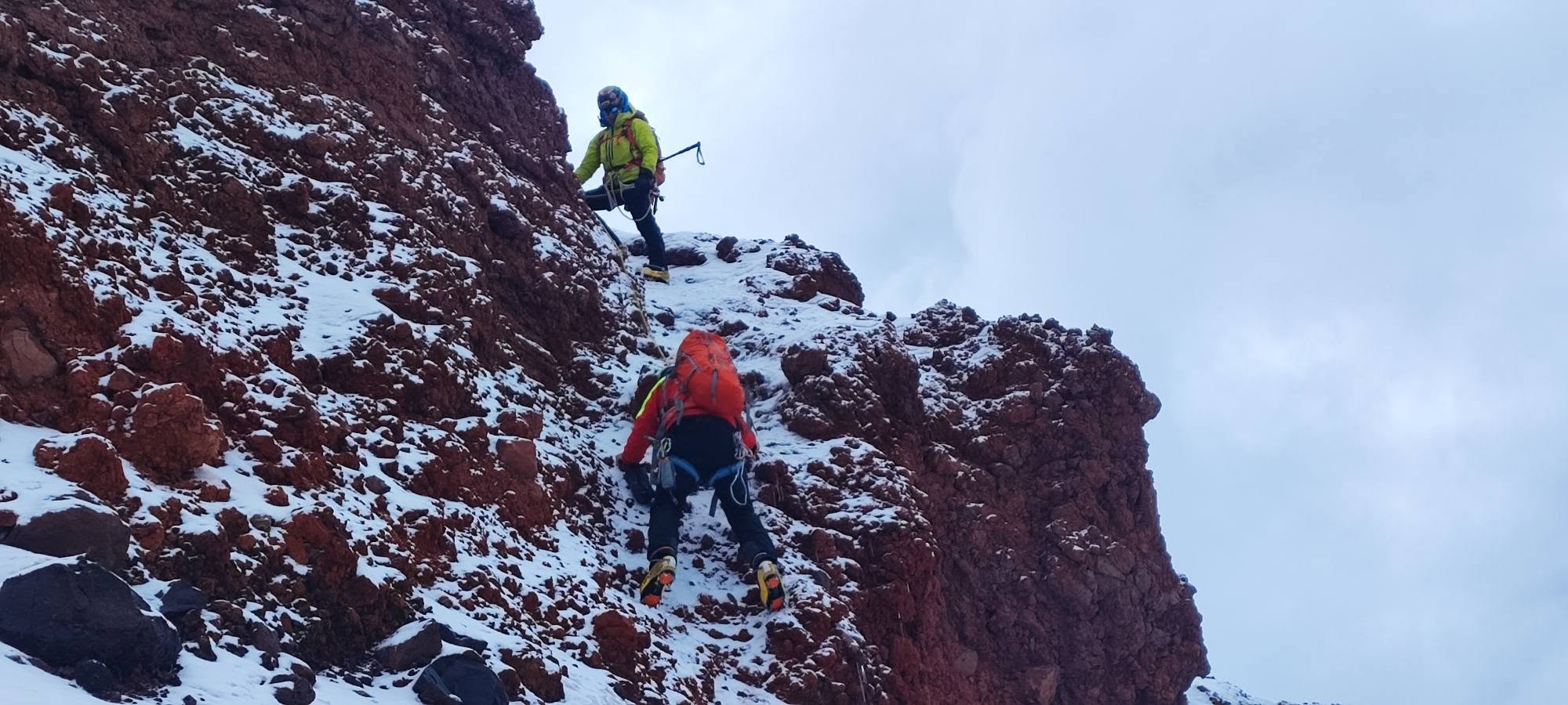You are currently viewing Salvamontiștii dâmbovițeni au cucerit și vârful Chimborazo, la peste 6.200 de metri. Ascensiune dificilă, prin ninsoare și ceață