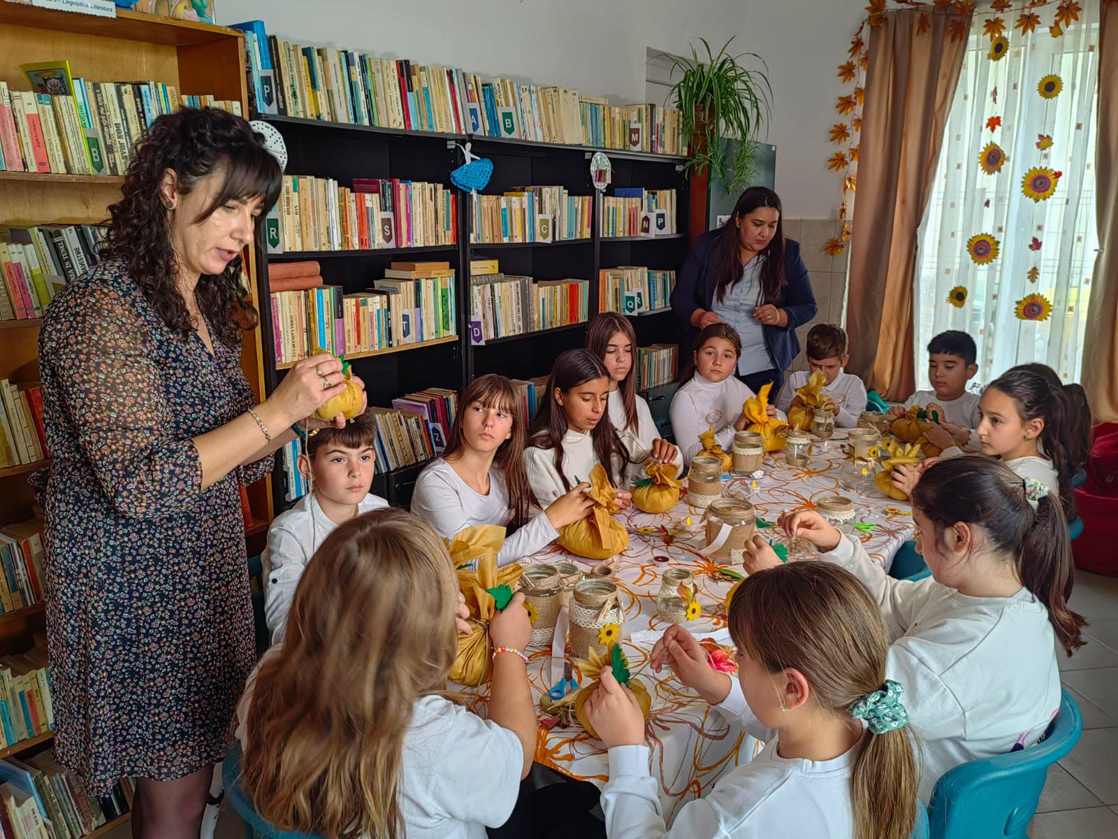 You are currently viewing Creativitate, reciclare și meșteșuguri tradiționale. Copiii din Gura Ocniței au învățat lucruri noi prin trei ateliere organizate în comună