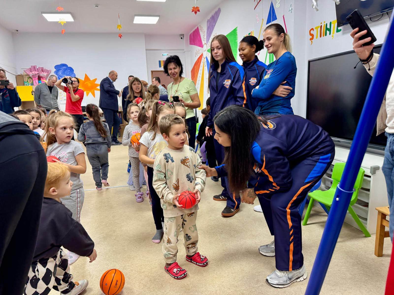 You are currently viewing Baschetul a ajuns și în grădinițele din Răzvad. Cei mici, încurajați să descopere sportul prin joacă