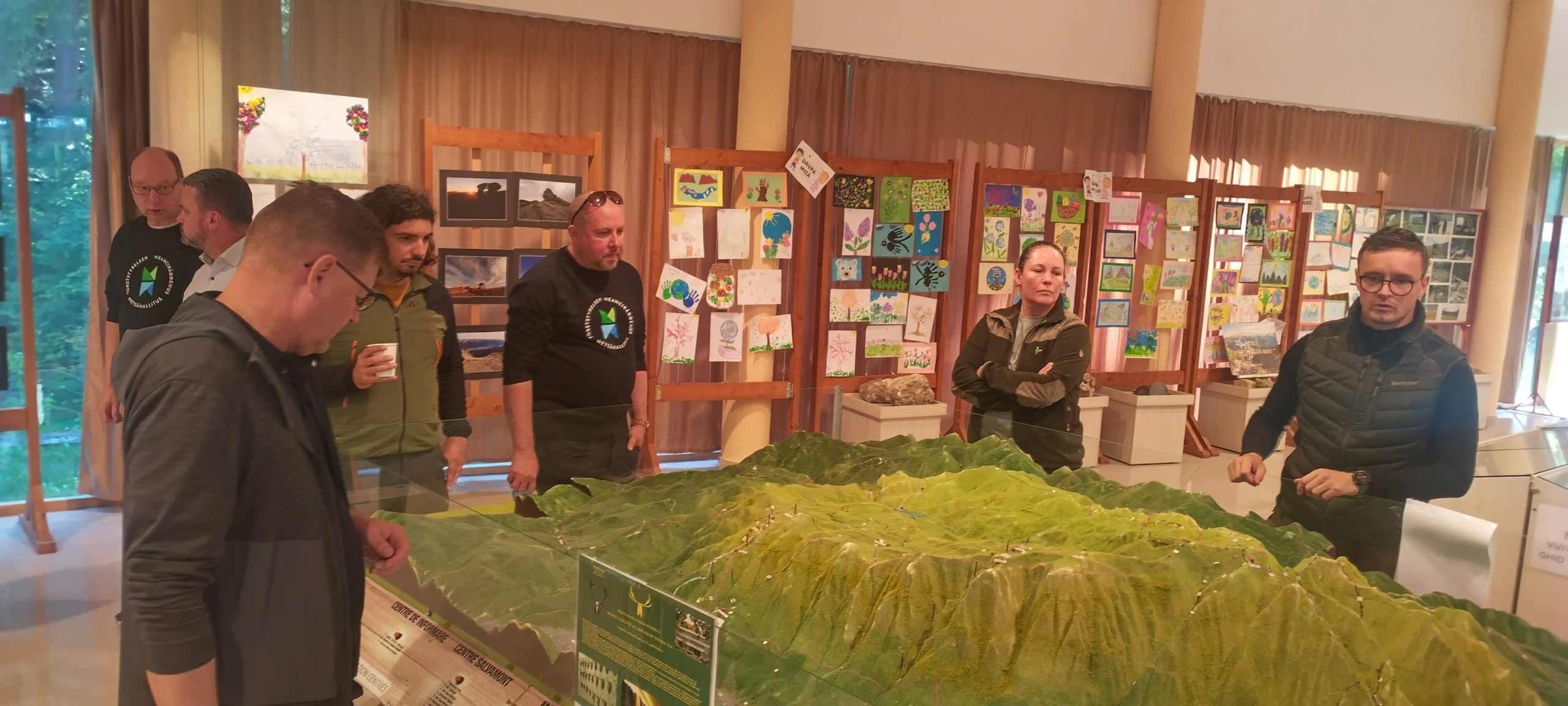 You are currently viewing Experiența finlandeză în protejarea naturii, adusă în Bucegi. Schimb de bune practici la Centrul de Vizitare al Parcului