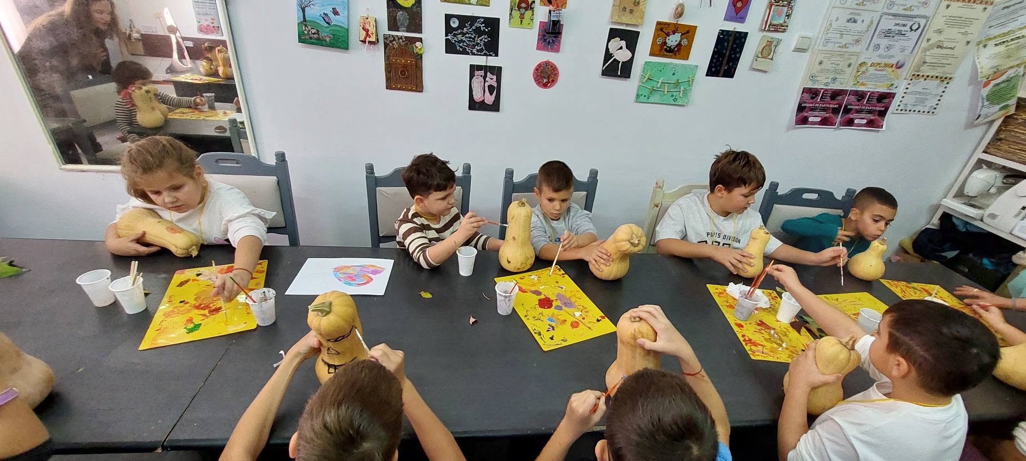 You are currently viewing Toamna prinde culoare la Târgoviște! Copiii descoperă meșteșugurile tradiționale în tabăra „Toamna la Chindie”