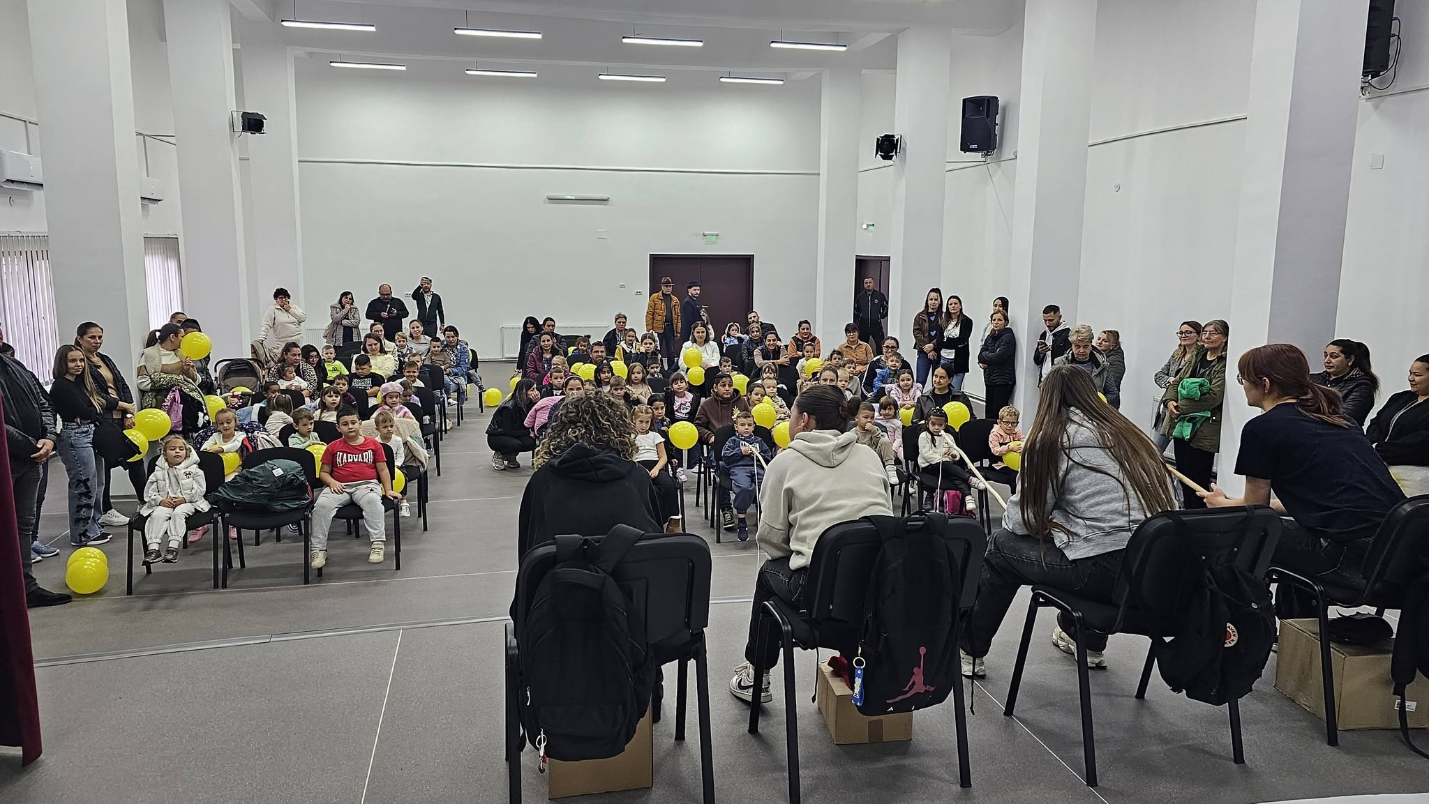 You are currently viewing Căminul Cultural din Dărmănești, redat comunității prin spectacole și activități pentru copii