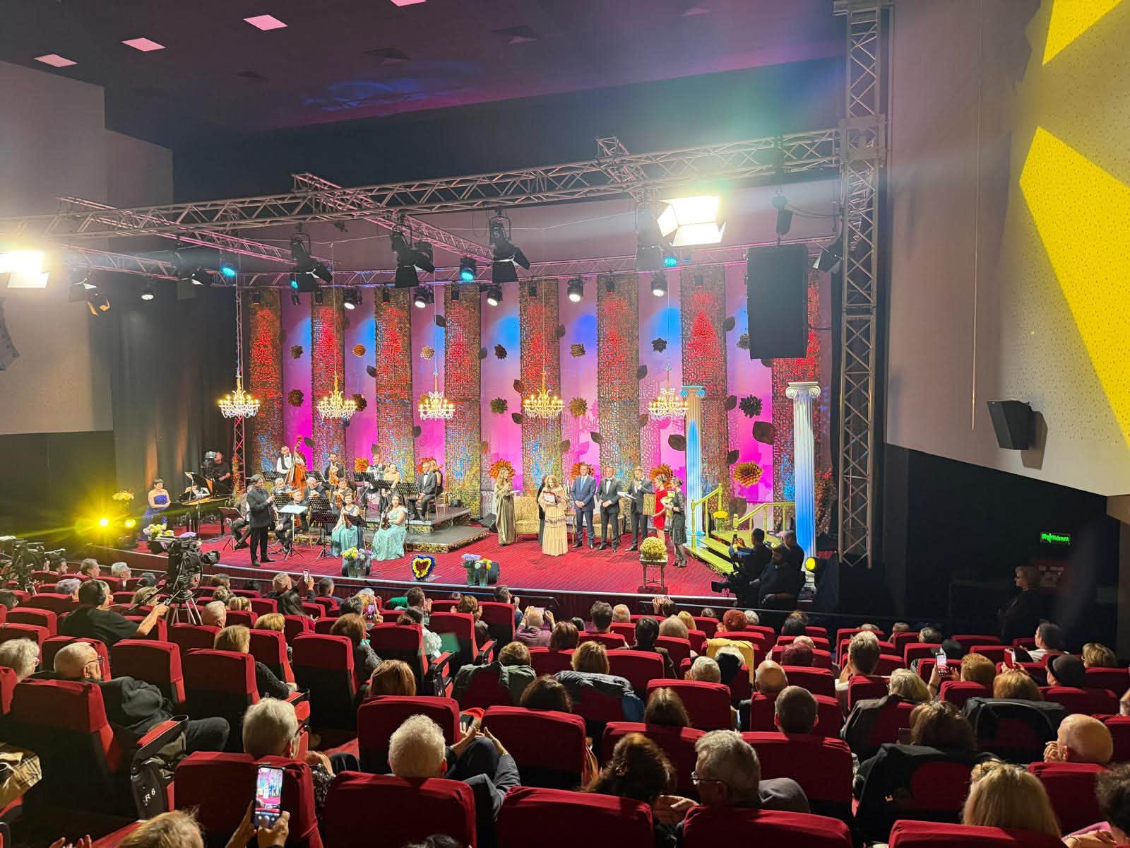 You are currently viewing Trofeul „Crizantema de Aur” a plecat la Chișinău! O tânără de 19 ani a cucerit juriul festivalului de la Târgoviște