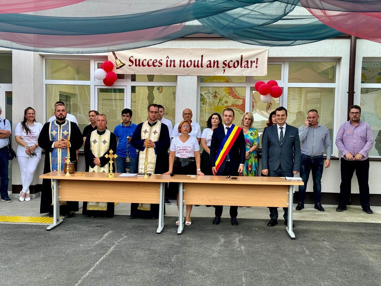 You are currently viewing Investițiile în școli, bilanț de Ziua Educației la Răzvad. Câte o unitate educațională inaugurată în fiecare din ultimii cinci ani