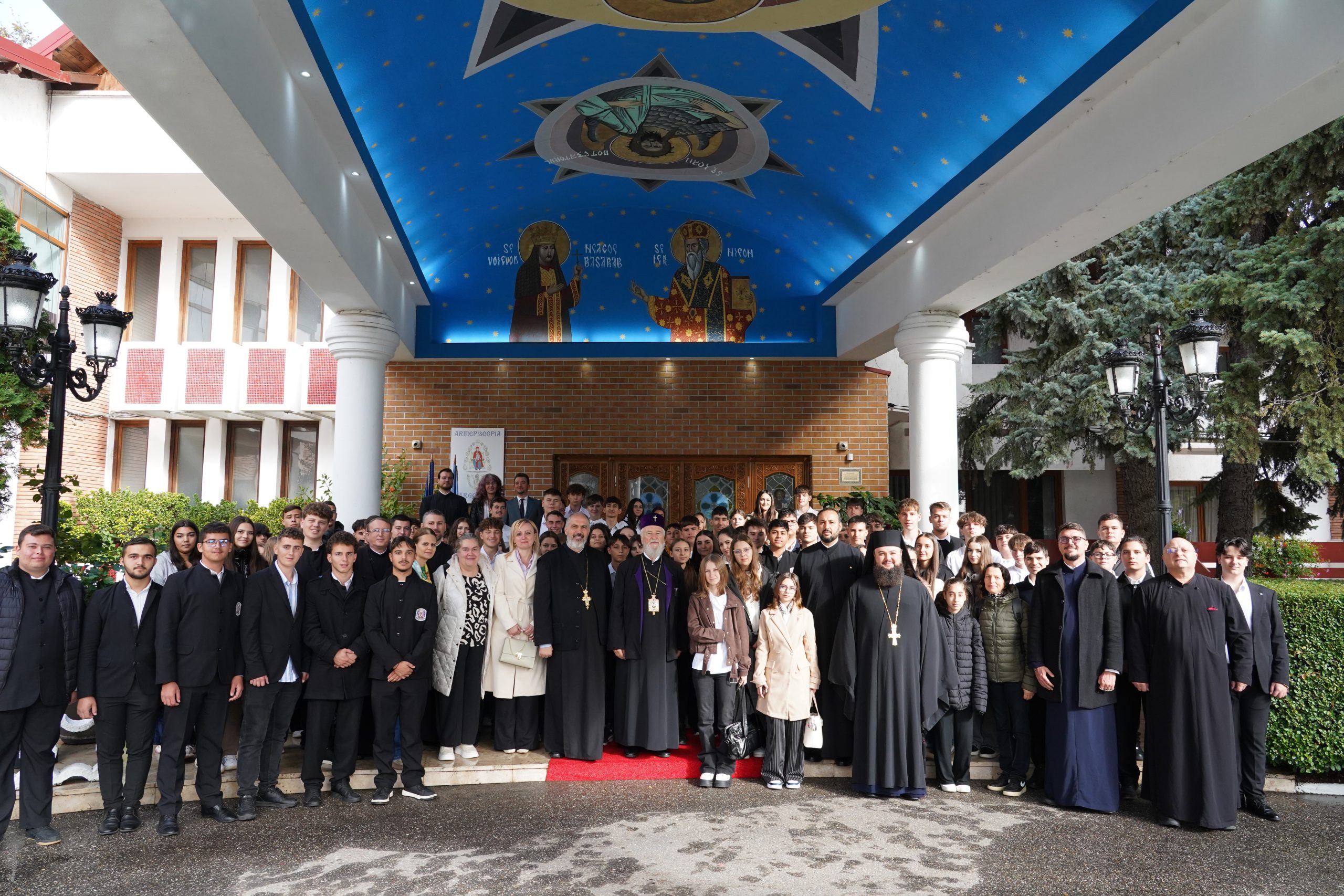 You are currently viewing 100 DE ELEVI AI SEMINARULUI TEOLOGIC DIN TÂRGOVIȘTE AU VIZITAT MUZEUL REȘEDINȚEI EPARHIALE