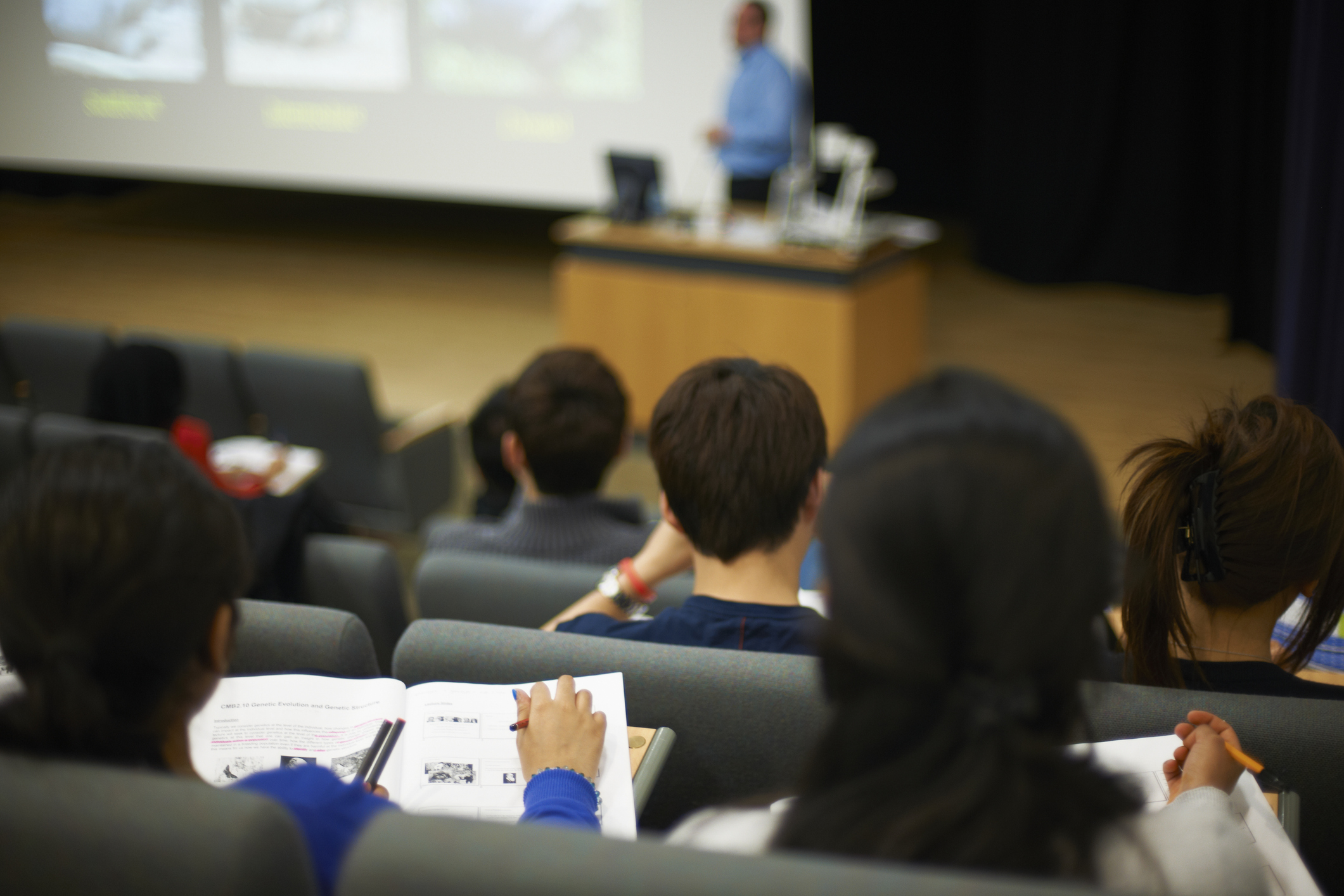 You are currently viewing Guvernul a decis continuarea programelor de schimb educaţional FLEX şi FLEX Abroad