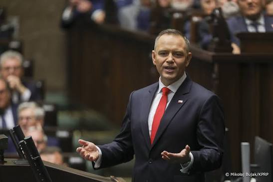 You are currently viewing Criză constituțională în Polonia. Președintele Nawrocki a convocat consultări de urgență, după confruntările de la Tribunalul
