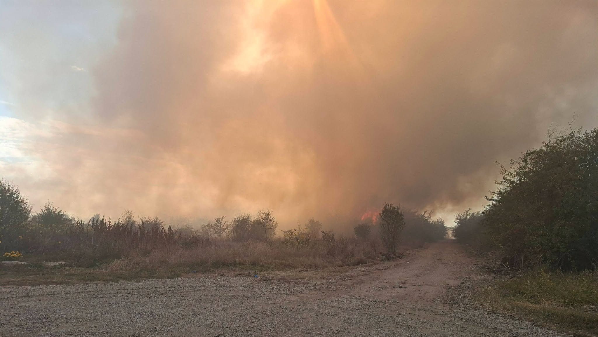 You are currently viewing Incendiu, pe o suprafață întinsă, între Mija și Ghirdoveni. Pompieri chemați de acasă pentru a sprijini intervenția