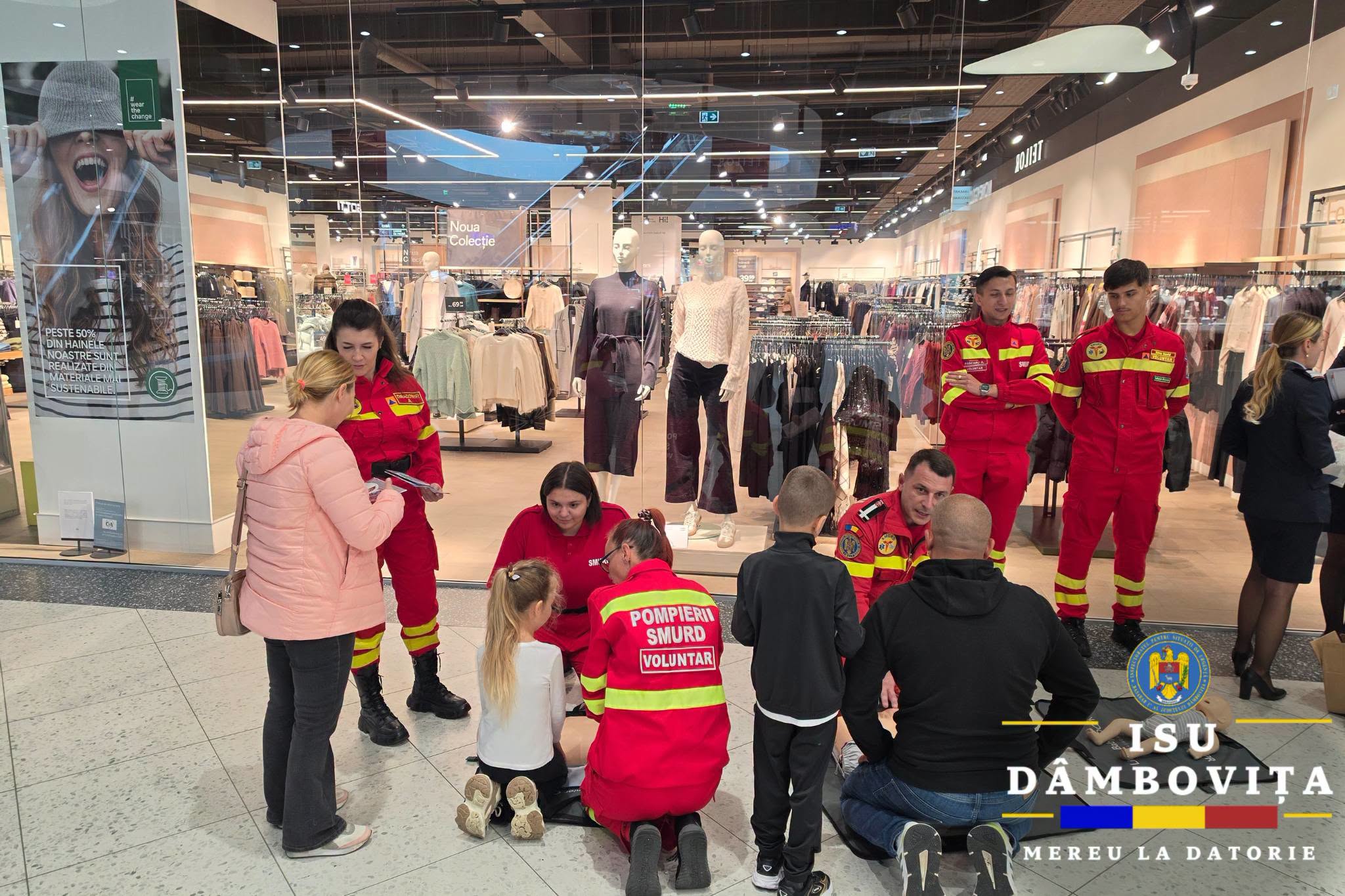 You are currently viewing Pompierii dâmbovițeni au dus lecțiile de prevenție în școli și la mall. Vizitatorii au exersat manevre de resuscitare