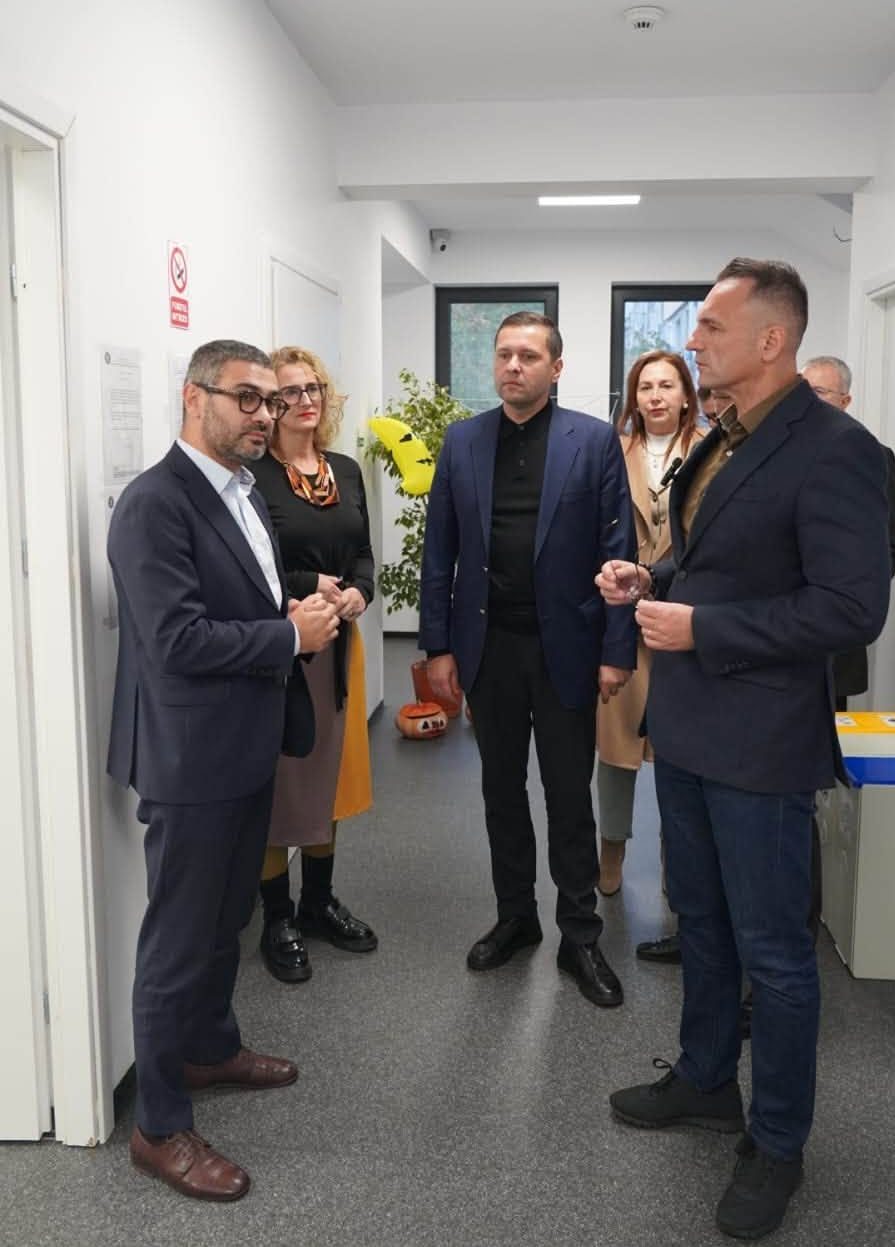 You are currently viewing Ministrul Muncii a vizitat patru centre sociale din Dâmbovița. Investiții și programe de peste 24,5 milioane de lei în sprijinul persoanelor vulnerabile