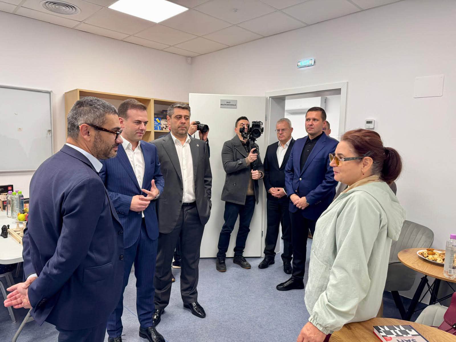 You are currently viewing Ministrul Muncii, Florin Manole, în vizită la Centrul de zi pentru persoane vârstnice din Răzvad