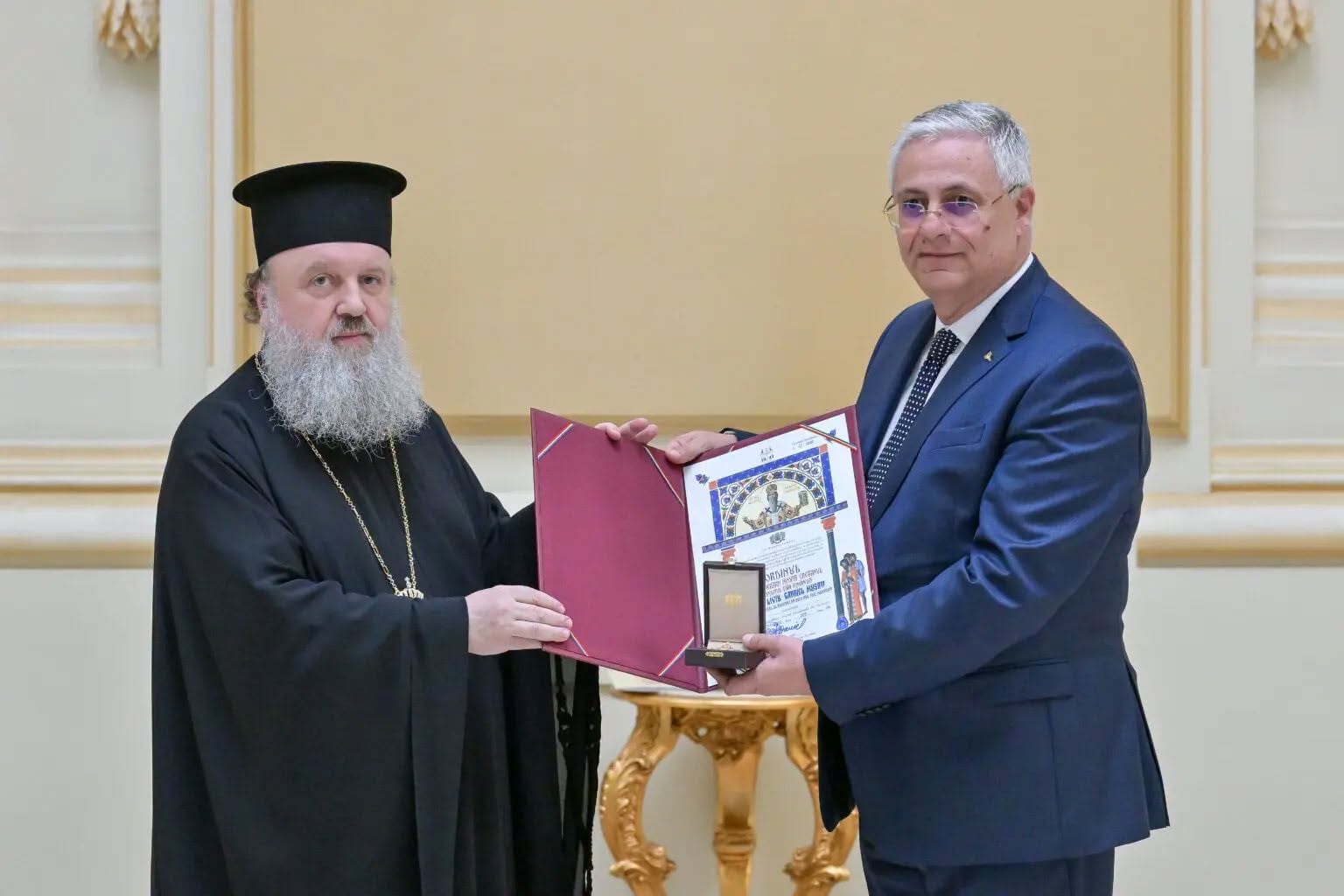 You are currently viewing Directorul ADR Sud-Muntenia, Liviu-Gabriel Mușat, decorat de Patriarhia Română pentru susținerea patrimoniului religios