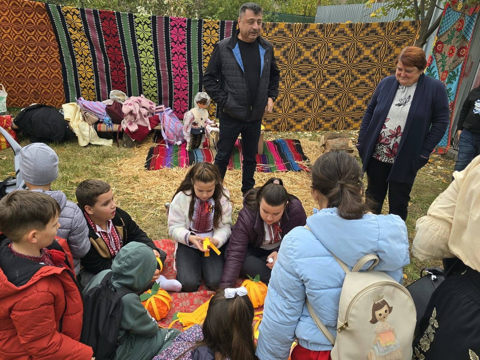 You are currently viewing Festivalul Toamnei a adus culoare și bucurie la Petrești. Copiii de la grădiniță și școală, protagoniștii celei de-a patra ediții