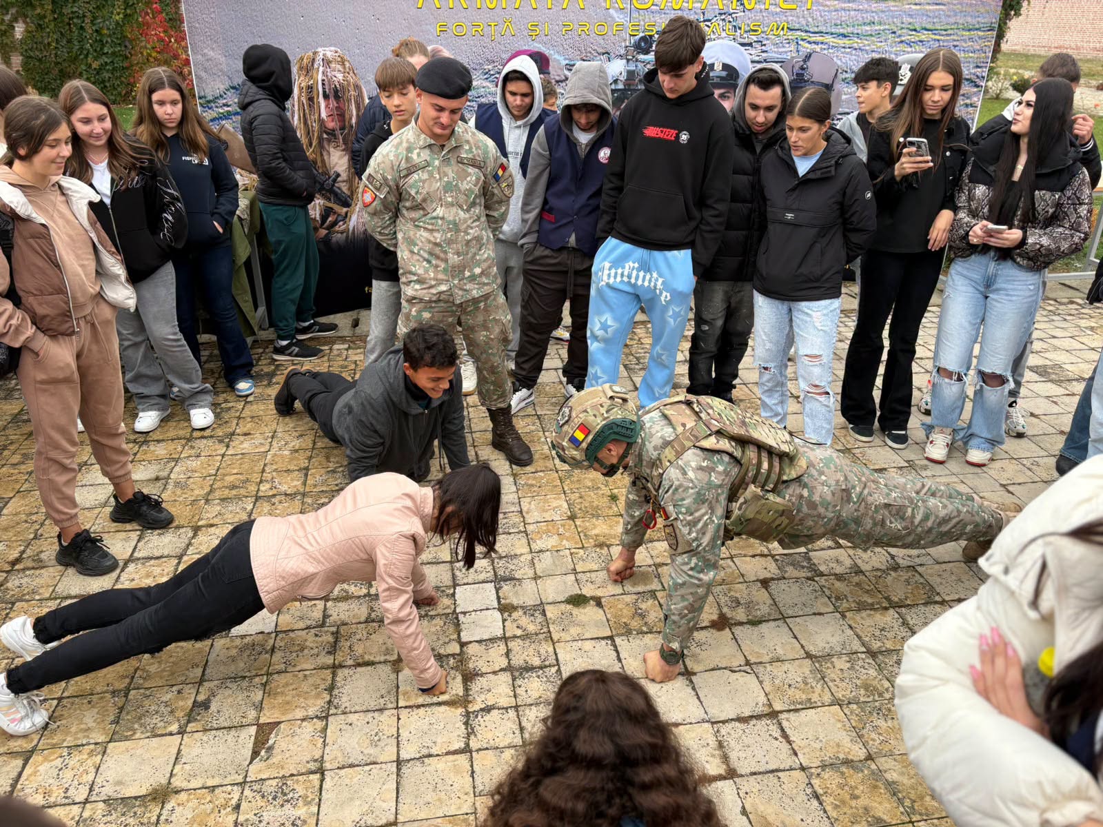 You are currently viewing De la băncile școlii la uniforma militară. Elevii dâmbovițeni au descoperit oportunitățile unei cariere în Armată, la Palatul Brâncovenesc din Potlogi