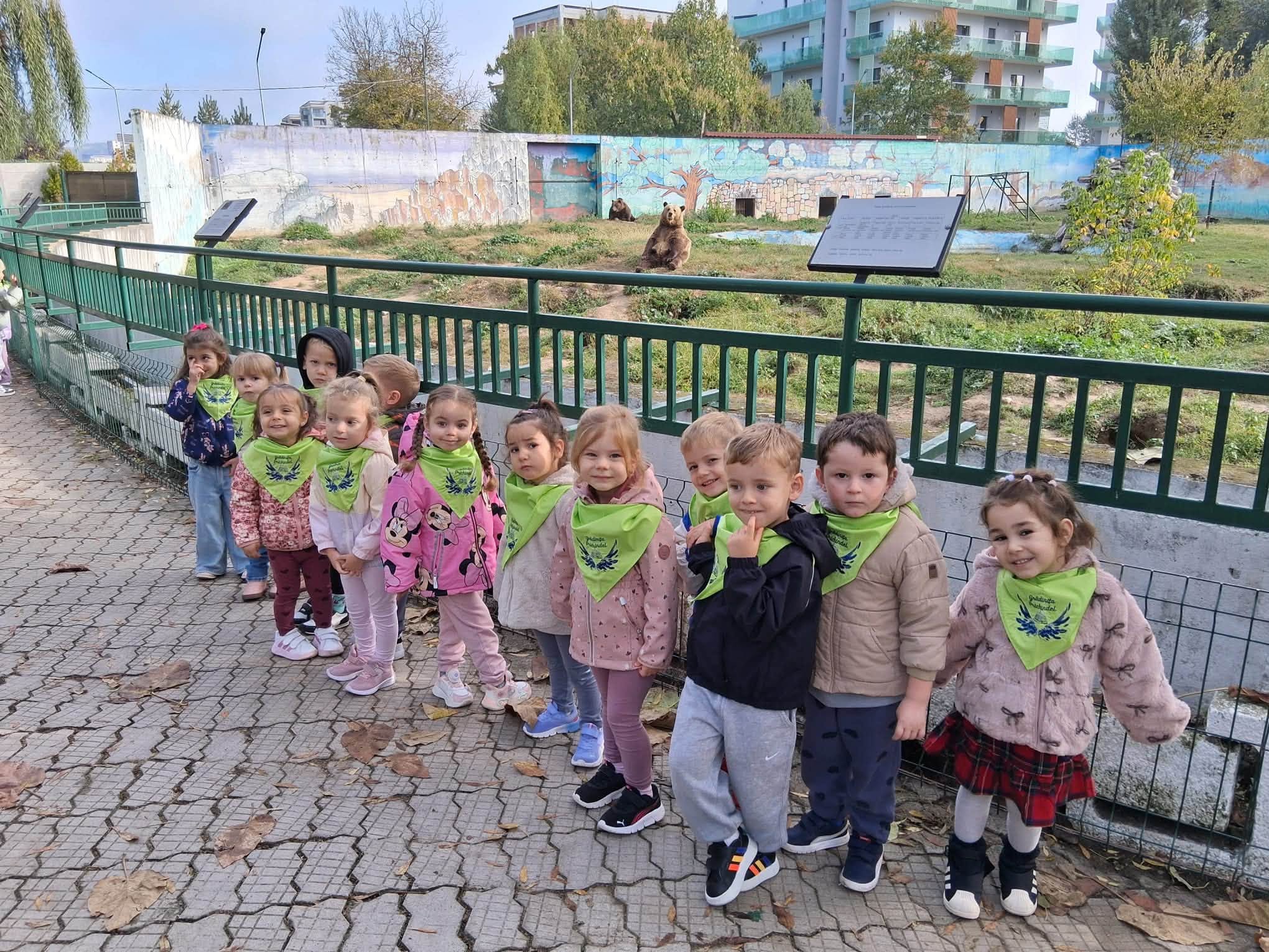 You are currently viewing Ochi mari de uimire, zâmbete cât pentru o zi întreagă și o lume de descoperit. Micii „Prichindei” din Pucioasa, în vizită la Zoo