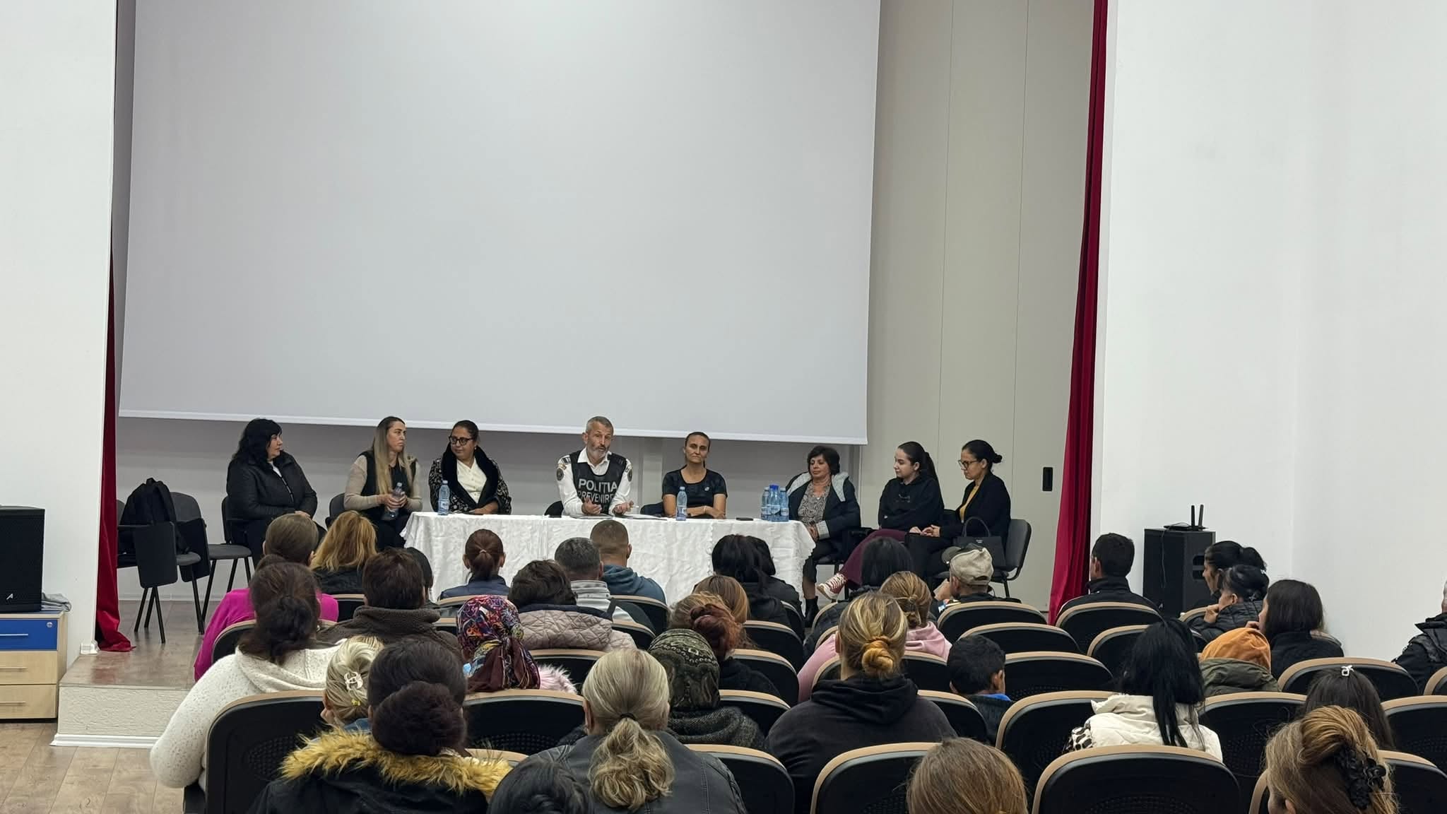 You are currently viewing Polițiștii, profesorii și administrația din Sălcioara, la aceeași masă pentru siguranța copiilor. Violența, drogurile și riscurile din online, printre temele abordate