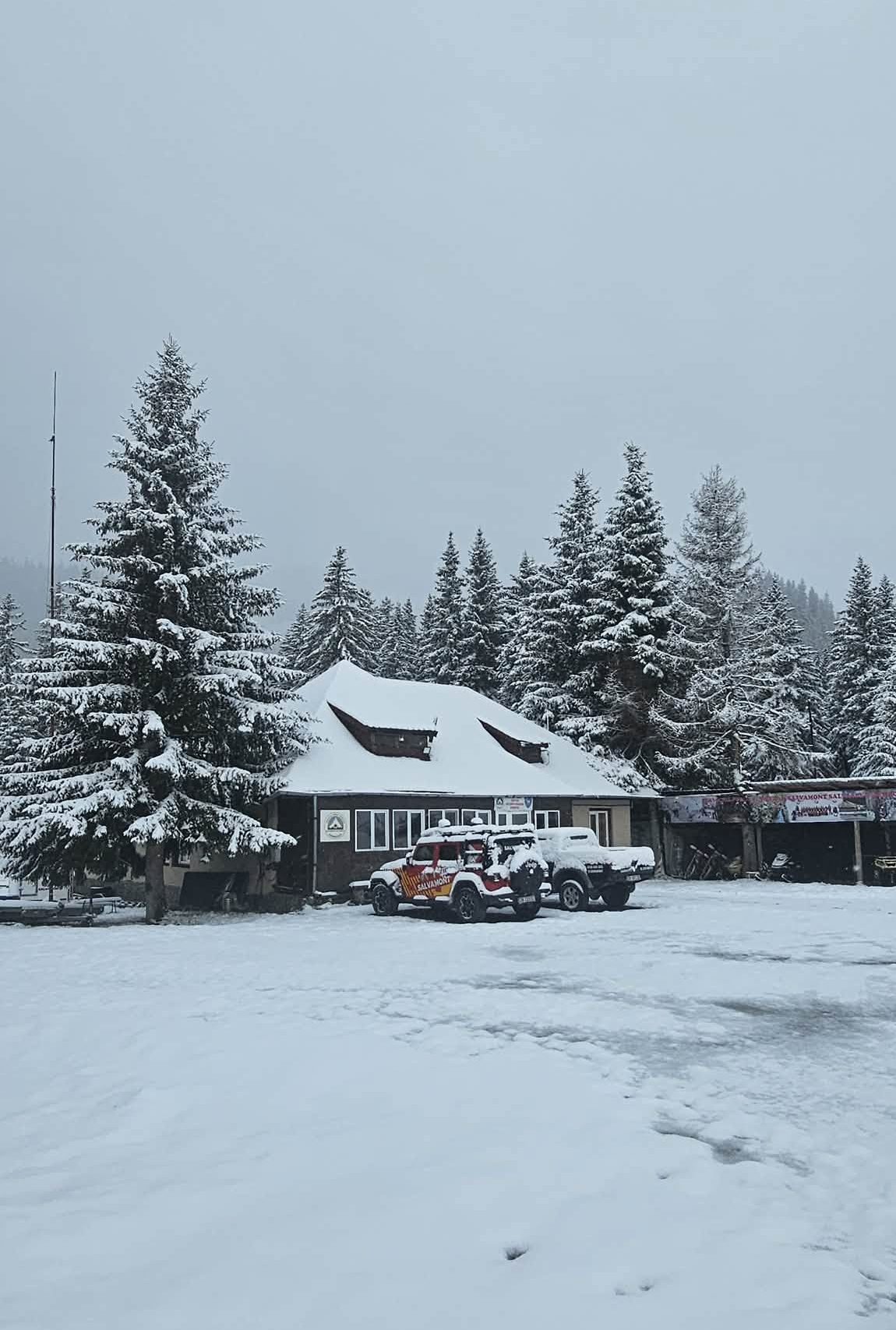 You are currently viewing Prima zăpadă în Bucegi aduce și primele pericole pe traseele montane. Salvamont Dâmbovița avertizează turiștii
