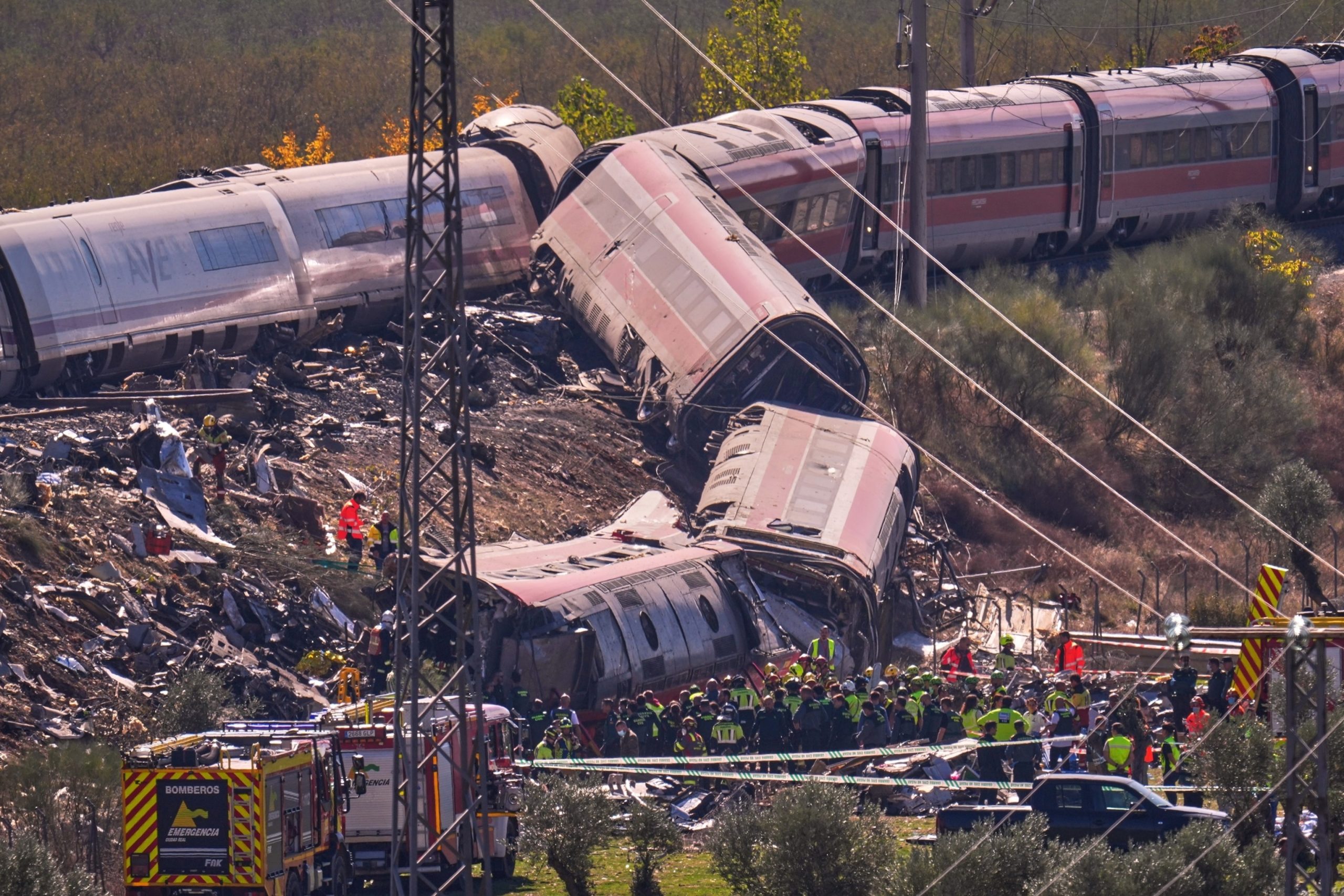 You are currently viewing Trei zile de doliu în Spania pentru a comemora cele 69 de persoane care au murit în accidentul feroviar
