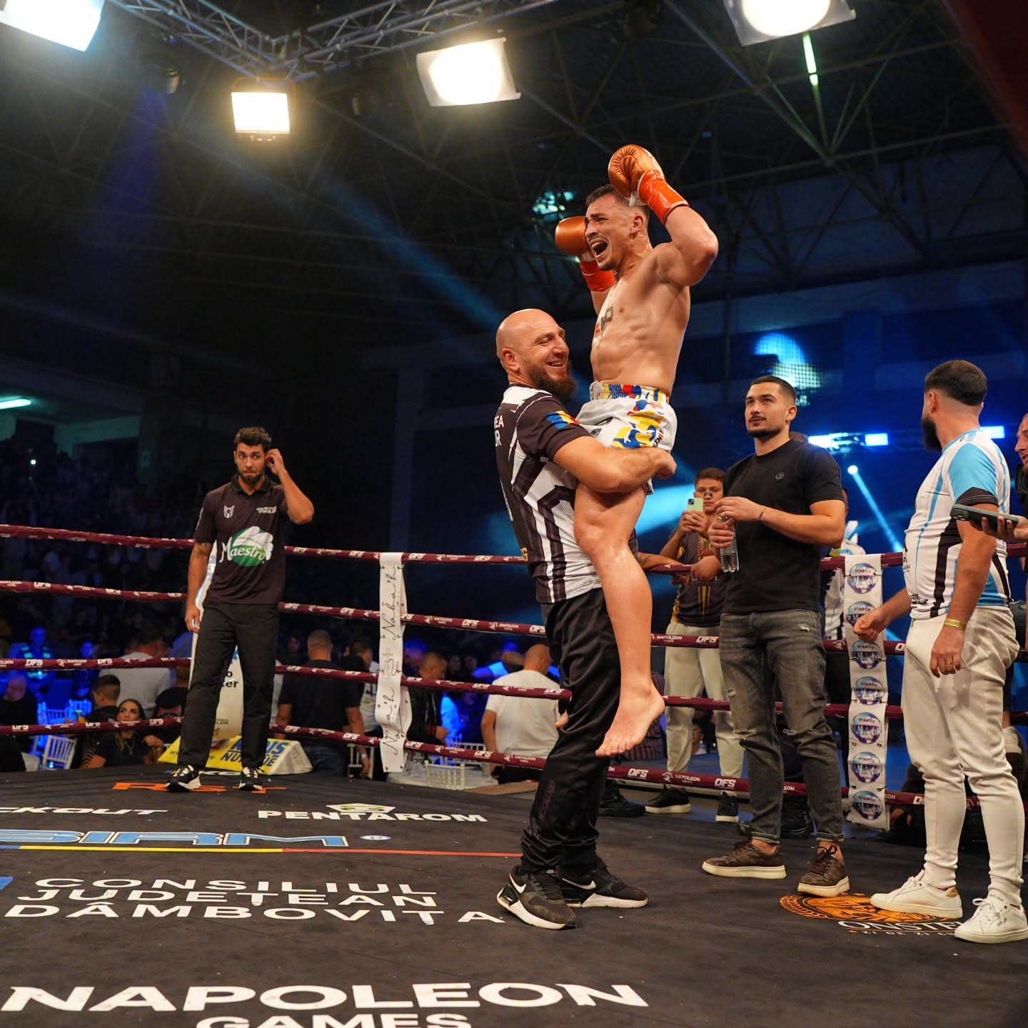 You are currently viewing Dublă victorie pentru Dâmbovița, în ringul de la Târgoviște! Antrenorul Daniel Mocanu și campionul mondial Călin Petrișor au câștigat la „Gala Titanilor”