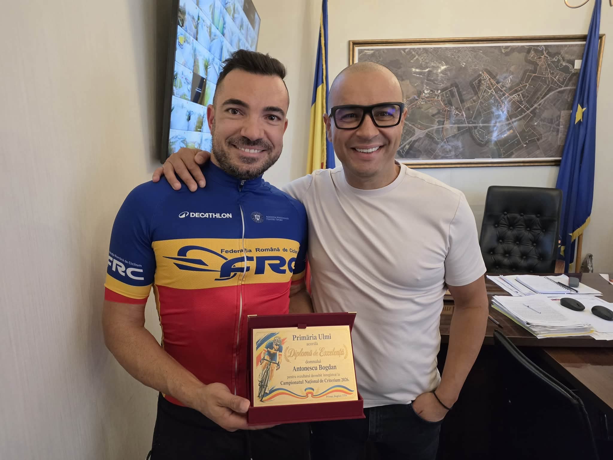 You are currently viewing Tânărul ciclist Bogdan Antonescu, triplu medaliat la nivel național, premiat de administrația comunei Ulmi