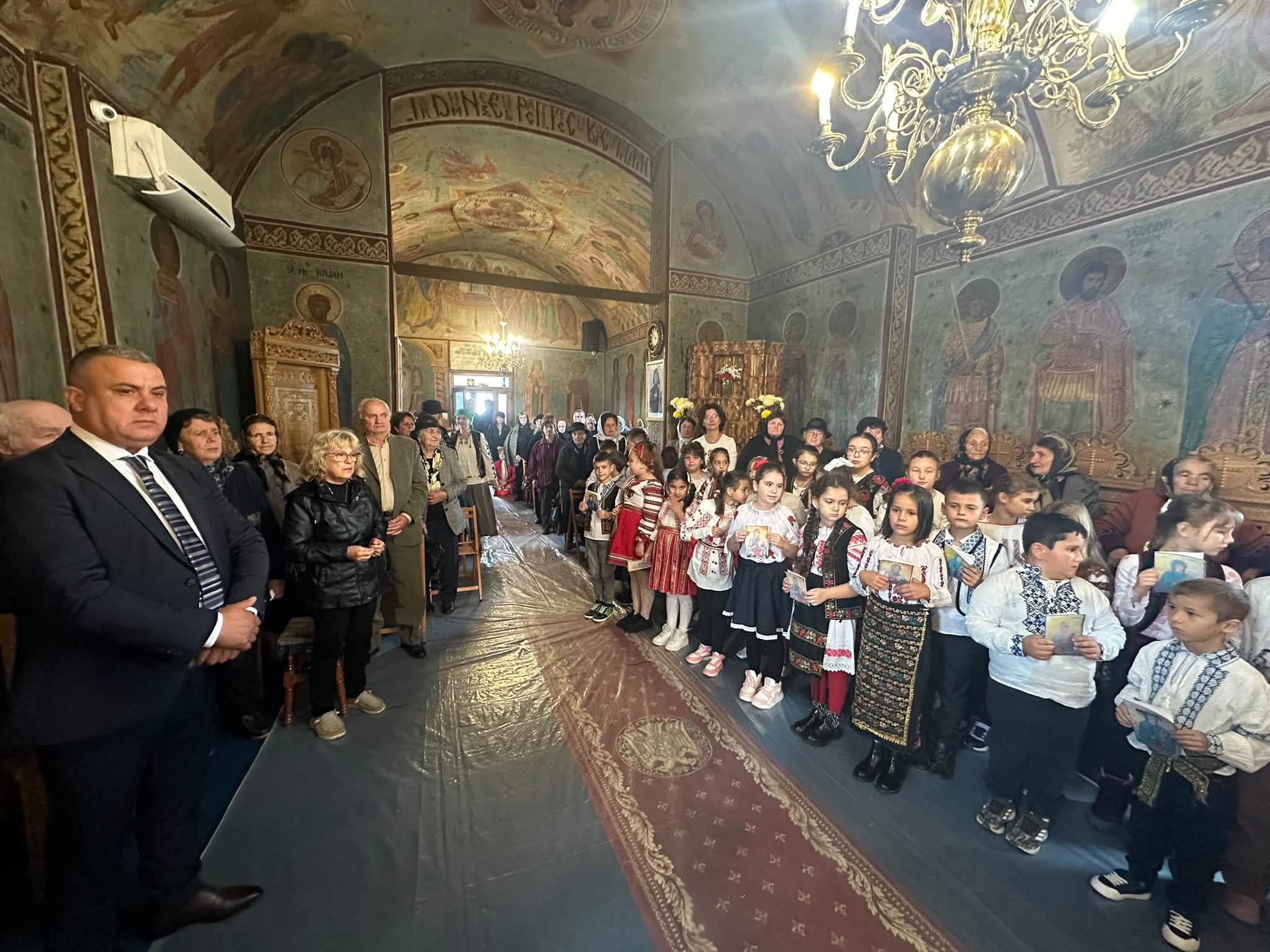 You are currently viewing Sărbătoare și rugăciune la Lucieni, de hramul Bisericii „Sfânta Cuvioasă Parascheva”